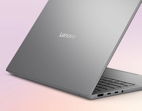 Rear three-quarter view of silver lid, Lenovo logo, and right-side ports; IdeaPad Slim 5i Gen 11 (14 מחשב נייד IdeaPad Slim 5 14IMH10 83V6002SIV מבית Lenovo
