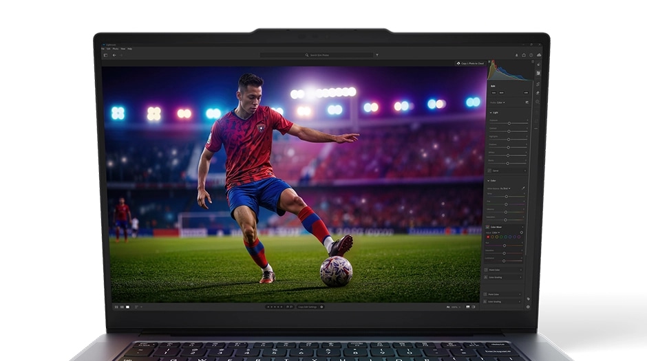 Closeup of the display, showing a soccer player, of the Lenovo Yoga Pro 7i Gen 11 Aura Edition (15&rdquo; Intel). מחשב נייד Yoga Pro 7&nbsp;Aura Edition 15IPH11 83SN002PIV&nbsp;מבית Lenovo
