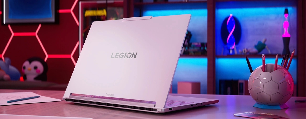 Sleek and light Legion 7a Gen 11 laptop that matches your setup beautifully. מחשב נייד Legion 7 16AGP11 83Q8002CIV מבית Lenovo