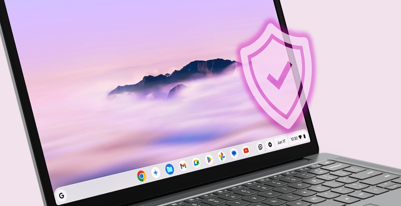 Close-up van het toetsenbord en het gedeeltelijk actieve scherm van de Lenovo Chromebook-laptop met een schilderachtig uitzicht op bergen en wolken, samen met een pop-out privacy-pictogram.