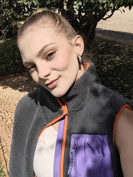 <p>Haz selfies espectaculares con una impresionante cámara de 32 MP.</p>