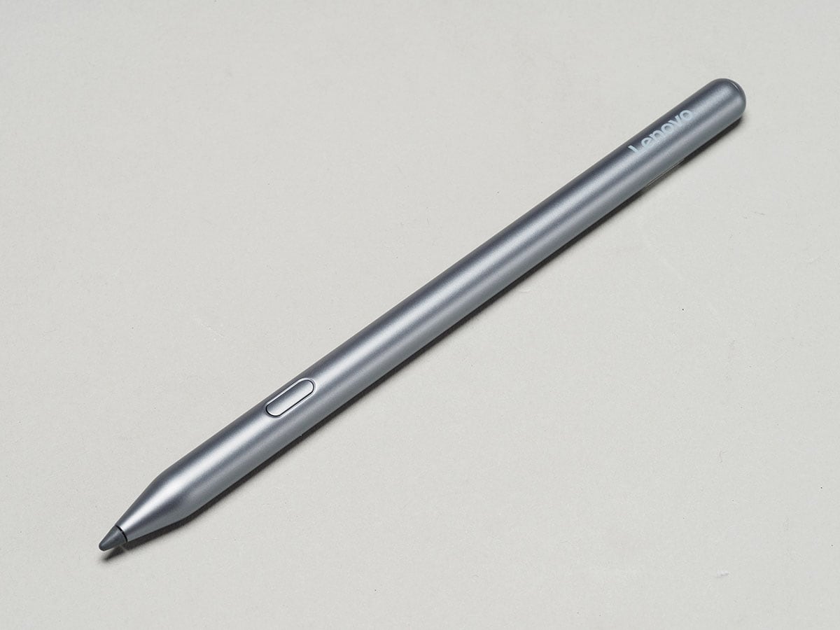 ペンの重さは約14gと軽量なので、長時間使っても疲れにくい。ペンには多目的に使えるボタンが付いている