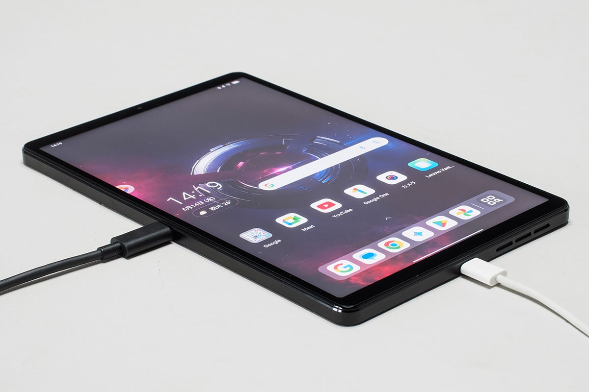 USB Type-Cポートを2つ搭載しているので、充電しながらARグラスでゲームをプレイするといった使い方も可能