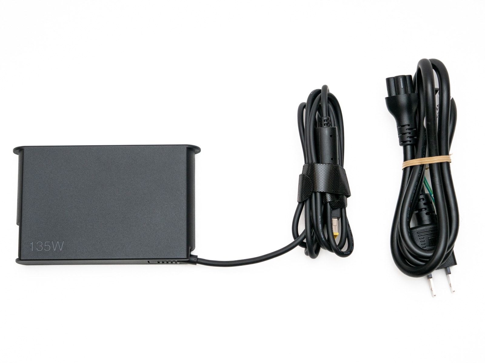 キーボードやマウスがワイヤレスなので、ケーブルの取り回しが楽。製品のセットアップも電源コードをつなぐだけでいい。写真は、その電源アダプターとコード