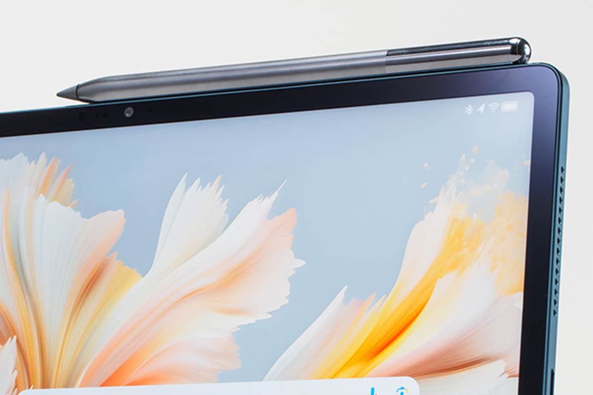 付属のペン「Lenovo Tab Pen Pro」は、本体上部にマグネットで吸着する。これだけで充電とペアリングできるので利便性は高い