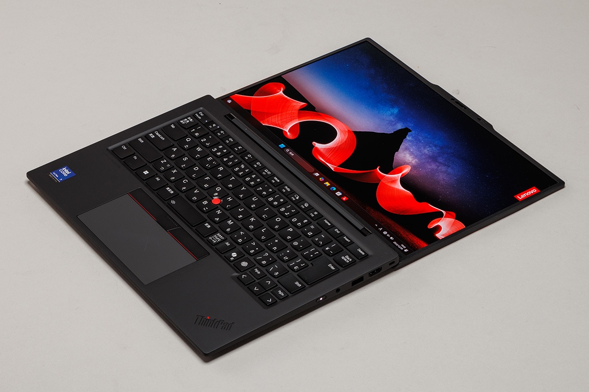 対面の人と同時に画面を見ながら操作できる180度開くディスプレイも、ThinkPadシリーズのアイデンティティーのひとつ