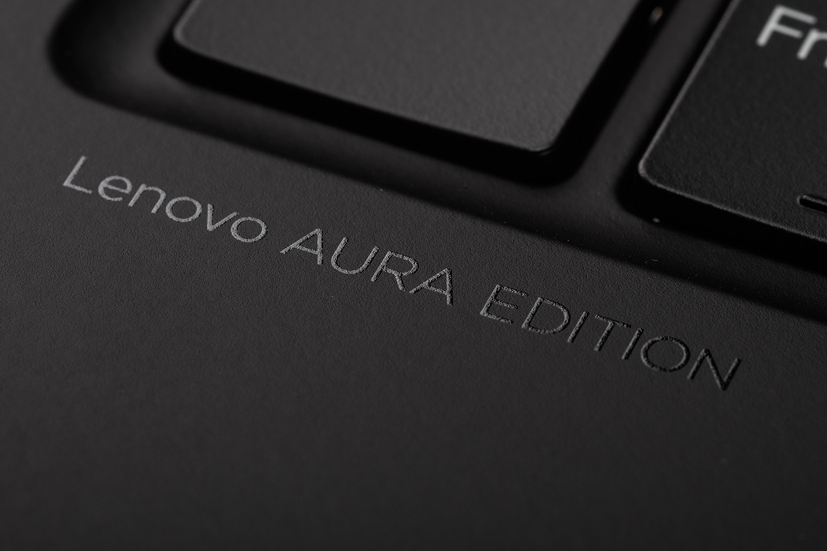左パームレストには｢Lenovo AURA EDITION｣という文字が記されている