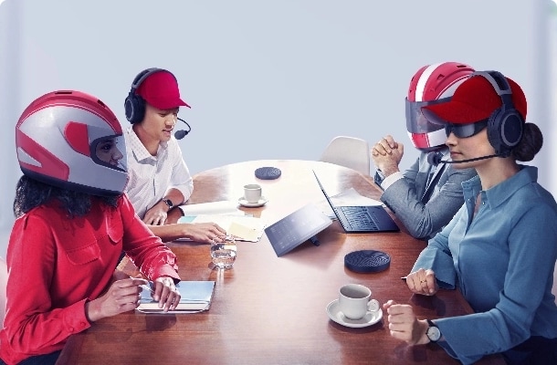 Lenovo ThinkSmart kullanan, F1 pit yarışı ekipmanı giyen bir grup kişiyle toplantı