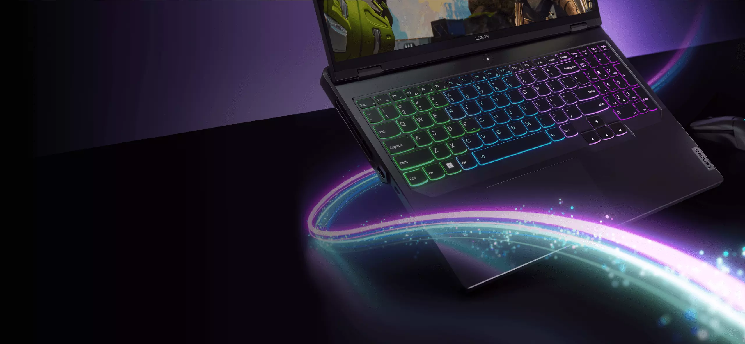 Sağa bakan Lenovo Legion Pro 5'in yakın çekimi, çok renkli arkadan aydınlatmalı klavyeyi gösteriyor.