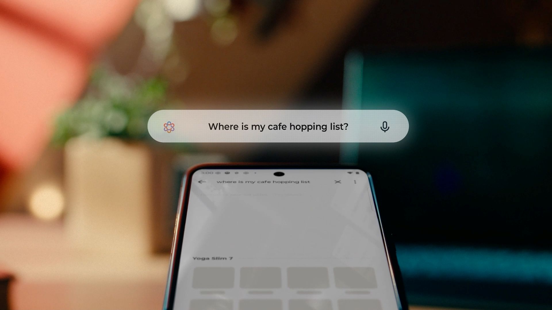 Un utilisateur tape la requête «   ;Où est ma liste de sauts dans un café ?  ; » dans la barre de recherche alimentée par IA sur un téléphone Moto. L’appareil fait une recherche sur plusieurs appareils branchés et affiche un fichier correspondant trouvé sur un ordinateur Yoga de Lenovo lié.