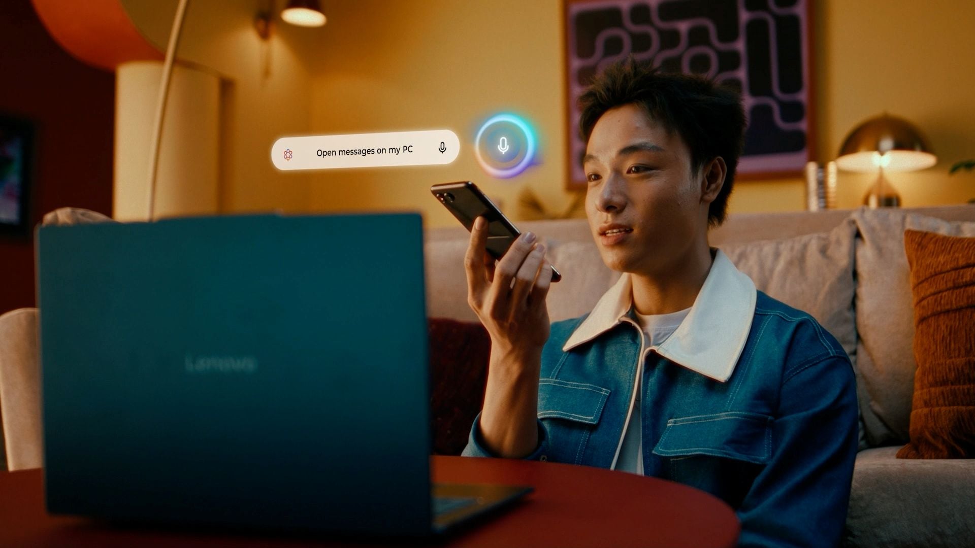 Un homme exécute la commande «   ;Ouvrir les messages sur mon ordinateur  ; » dans un téléphone Moto, ce qui déclenche le lancement de l’application Messages sur un ordinateur Yoga de Lenovo connecté.