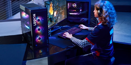 Installation de bureau avec une personne à jouer sur un ordinateur de bureau Lenovo Legion