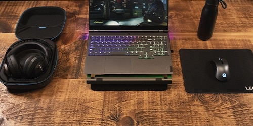 Lenovo Docking with laptop on wooden desktop