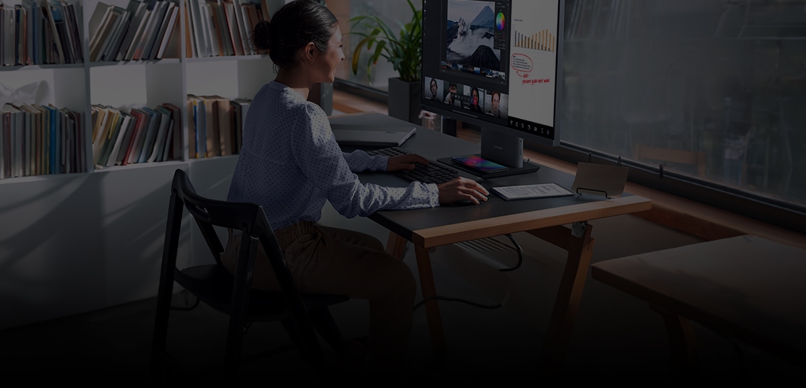 A women using ThinkCentre Neo 50a to connect with her friends
