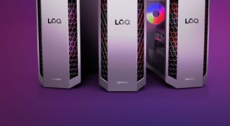 Vue avant et latérale de l’ordinateur de bureau de jeux Lenovo LOQ Tower 26ADR10 (AMD), avec un boîtier noir élégant avec un panneau latéral transparent présentant les composants internes et un éclairage RVB personnalisable.