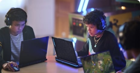 Étudiants collaborant ensemble à un projet