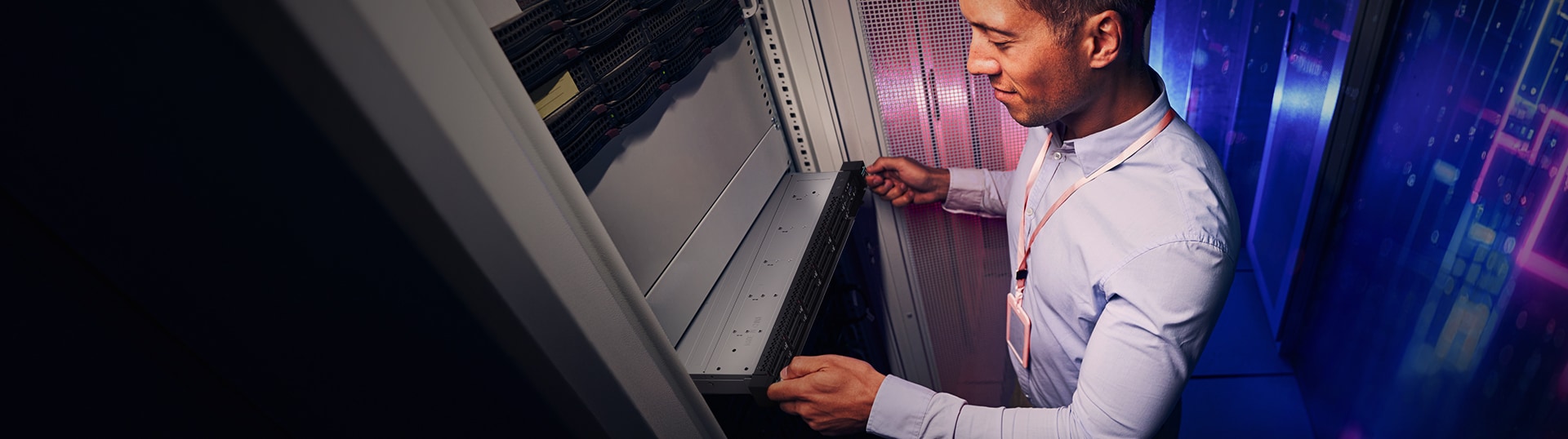 Image de deux serveurs Lenovo : à gauche, un serveur ThinkSystem ST650 V3 et à droite, une baie de serveur V4 avec icône d’horloge, mettant en évidence une promotion spéciale.