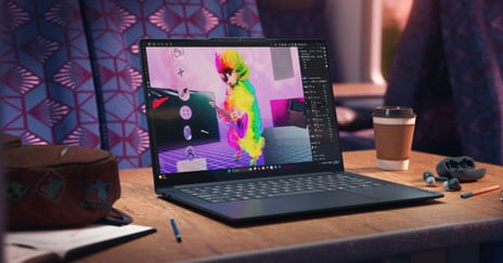 Ordinateur portable Lenovo sur un bureau ouvert avec des accessoires sur le bureau