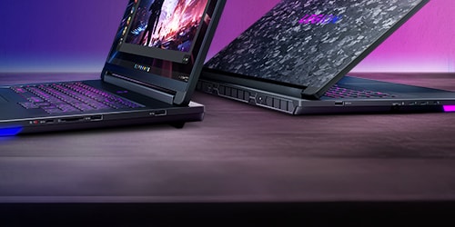 Vue latérale du portable Legion 9 sur un bureau avec un fond violet dégradé