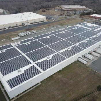 Installation de panneaux solaires à l’installation de Lenovo Whitsett en Caroline du Nord