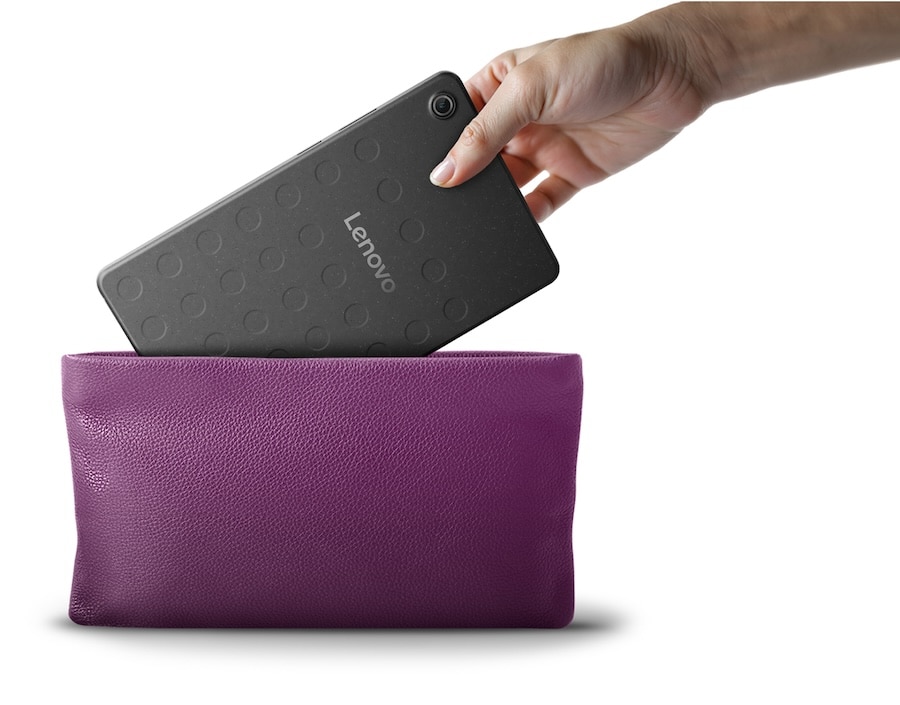 Une main place une tablette Lenovo dans une petite pochette pourpre.