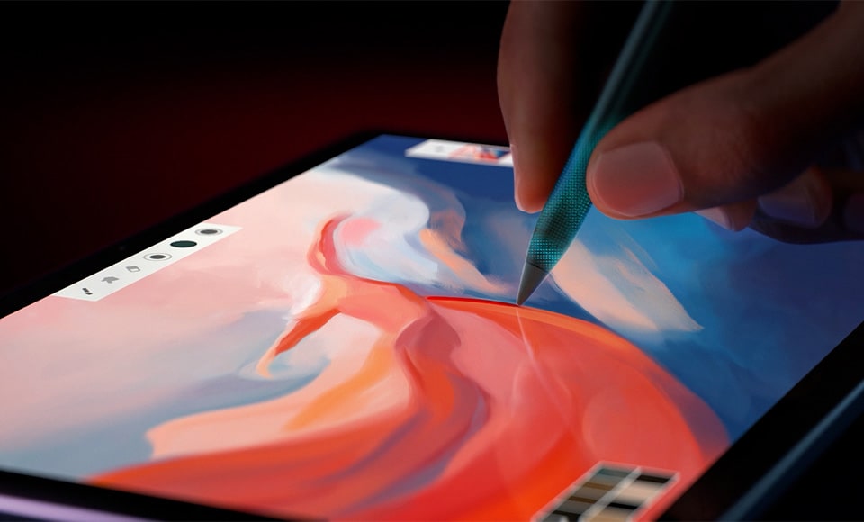 La tablette Lenovo Tab Pen Pro était utilisée pour faire un dessin numérique sur le Yoga Tab Plus de Lenovo, indiquant la fluidité et la finesse de chaque trait pour pousser le potentiel créatif.