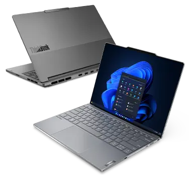 Lenovo ThinkBook 16p Gen 4 (16 tuumaa, Intel) -kannettava takaoikealta, kansi osittain avattuna, vieressä Lenovo ThinkBook 13x Gen 4 (13 tuumaa, Intel) -kannettava etuoikealta, kansi auki ja Windows-valikko näytöllä
