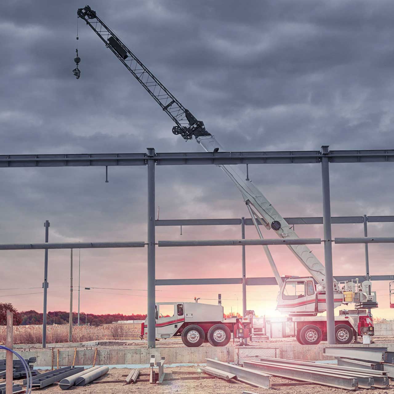 Une structure en acier est en construction.