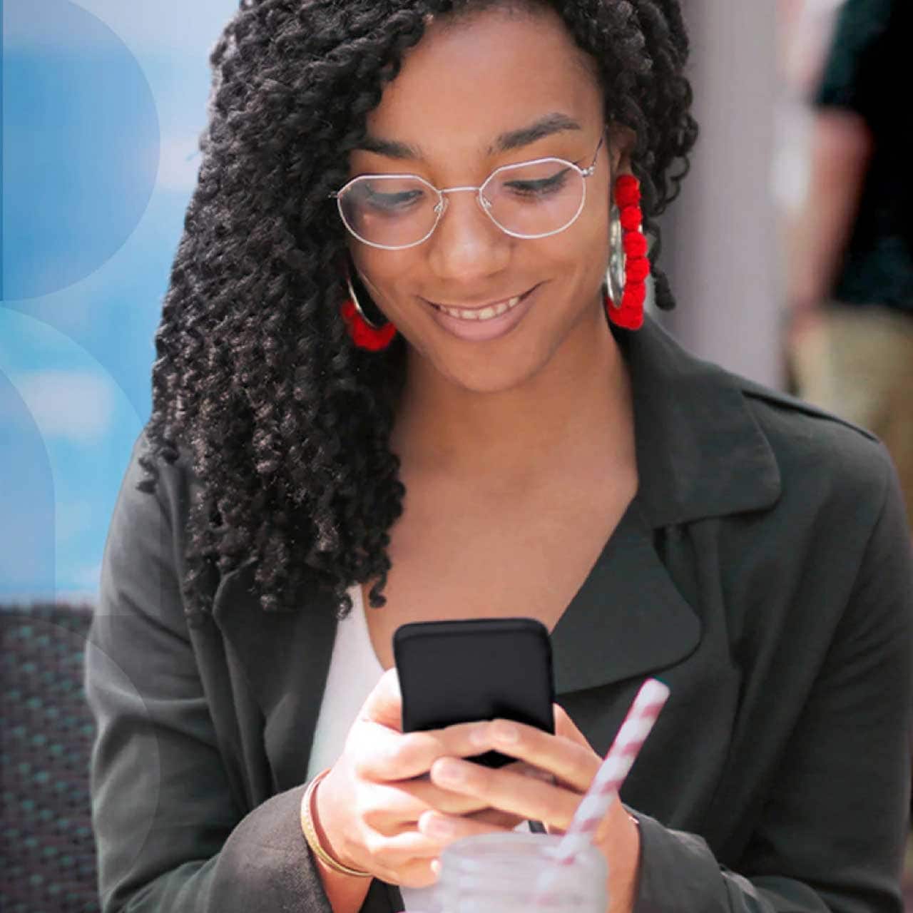 Une femme utilisant son téléphone intelligent.