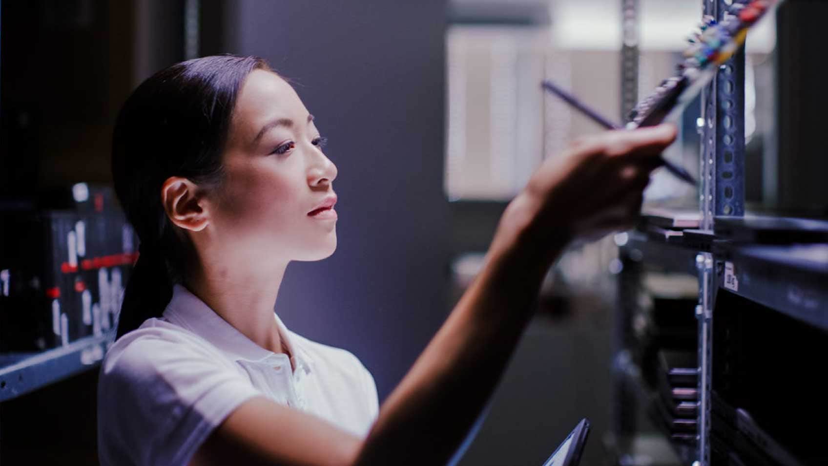 Une femme qui vérifie la technologie sur une base.
