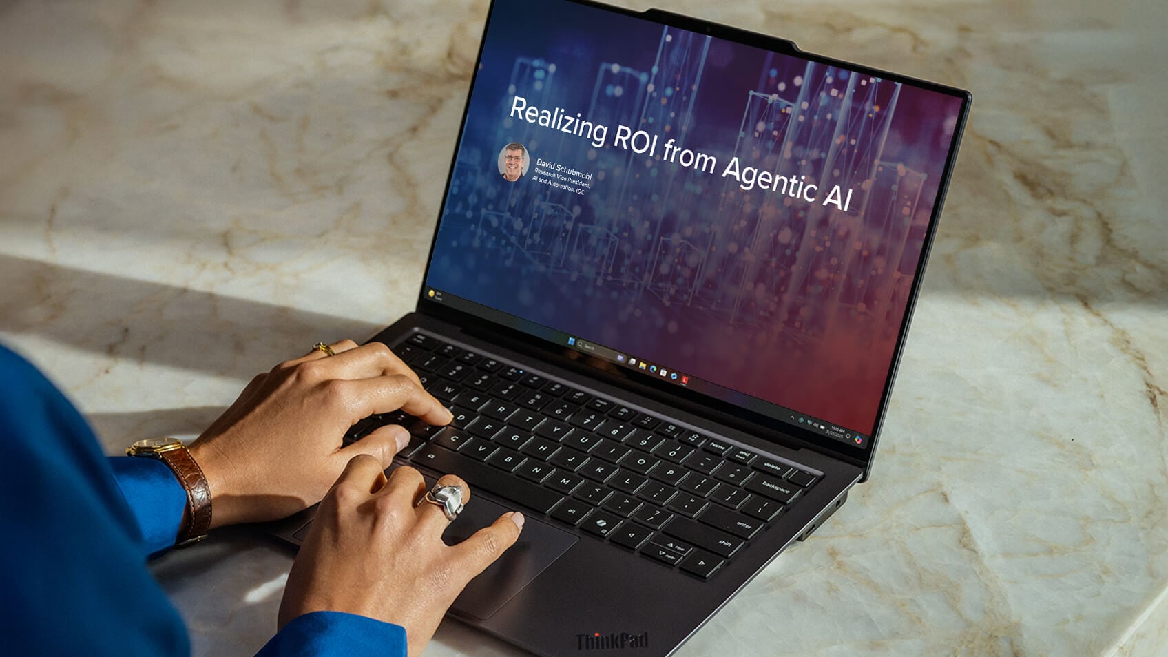 ノートパソコンを操作する手。