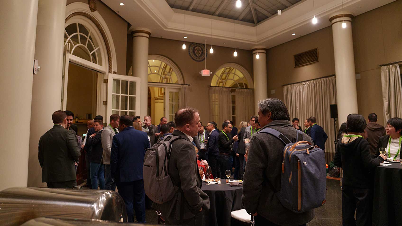 Salón de recepción lleno de personas hablando unas con otras en el NVIDIA GTC en los Estados Unidos.