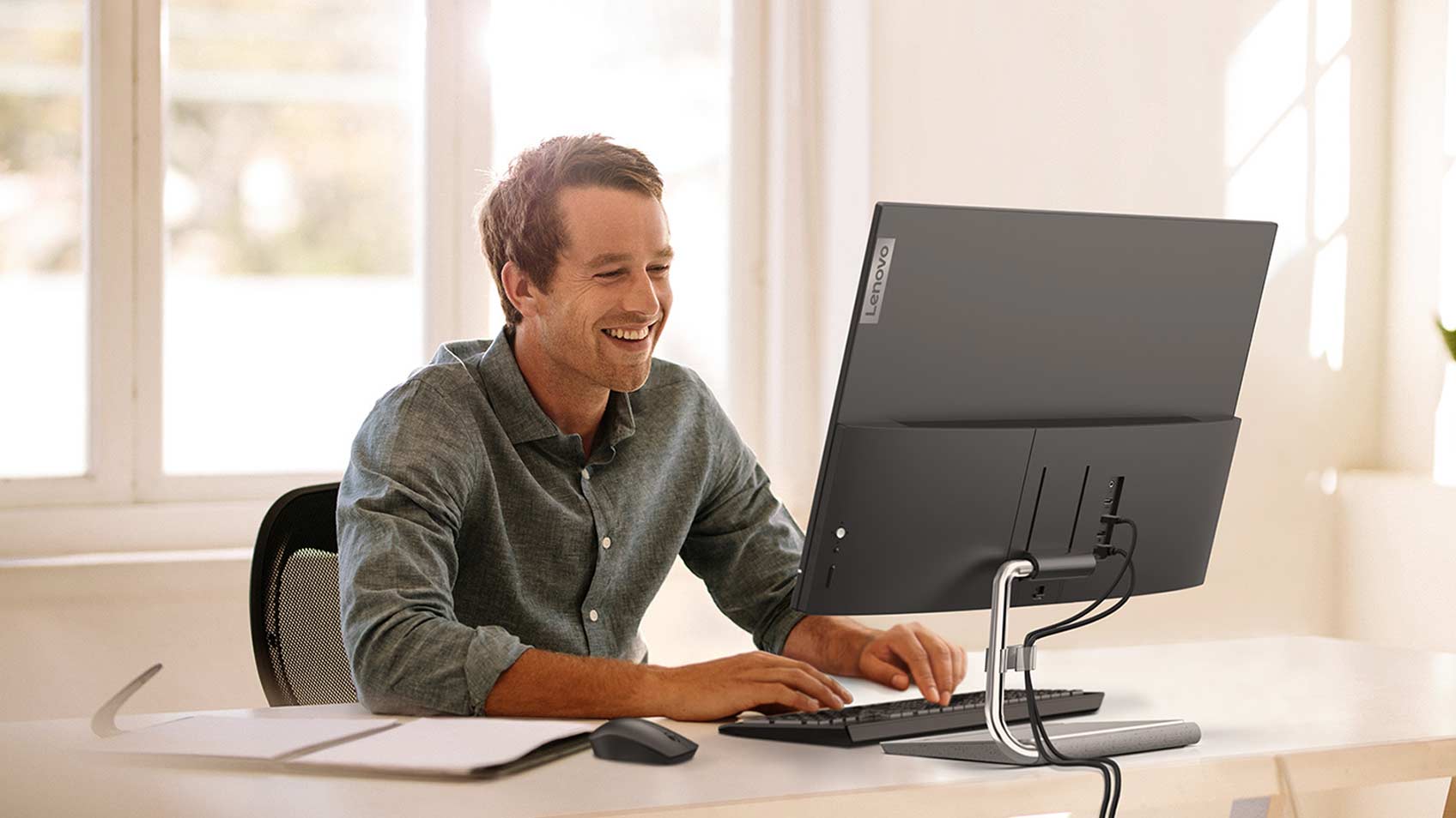Un homme travaillant à son bureau dans un bureau ensoleillé.