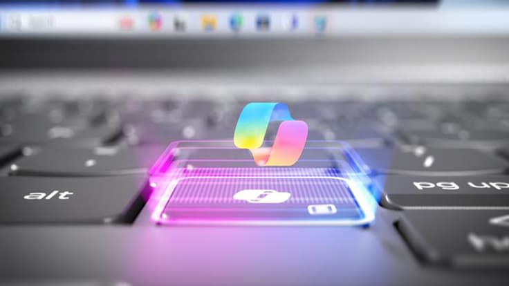 L’icône Copilot+ passe au-dessus d’un gros plan de la touche Copilot+ du clavier d’un portable.