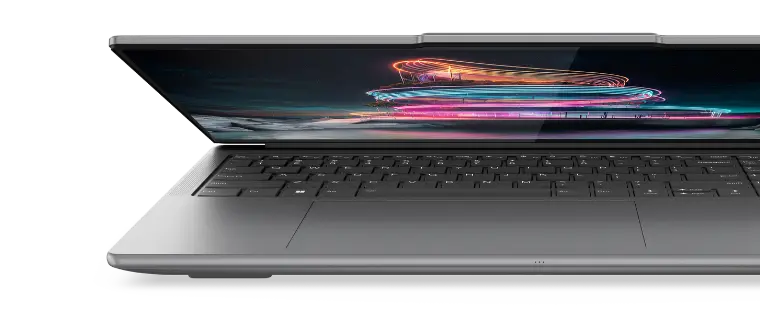 มุมมองด้านหน้าของ Lenovo Yoga Pro 9i Gen 9 (16” Intel) ที่เปิดออกเล็กน้อย