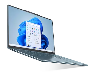 Vista angolare di tre quarti di un notebook Lenovo Yoga Slim rivolto verso destra, con schermo e tastiera.