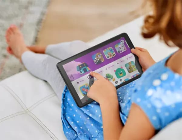 Tablette Lenovo Tab M7 Gen 3 MTK: une petite fille jouant à un jeu sur sa tablette