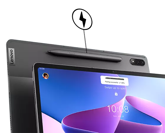 Vue rapprochée des tablettes Lenovo Tab P12 Pro dos à dos, avec l’une montrant le Lenovo Precision Pen 3 fixé magnétiquement.
