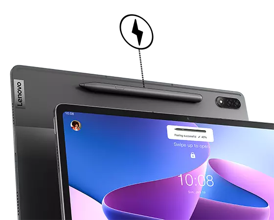 Primer plano de las tablets Lenovo Tab P12 Pro mirando en direcciones opuestas, una de las cuales tiene el Lenovo Precision Pen 3 acoplado magnéticamente.