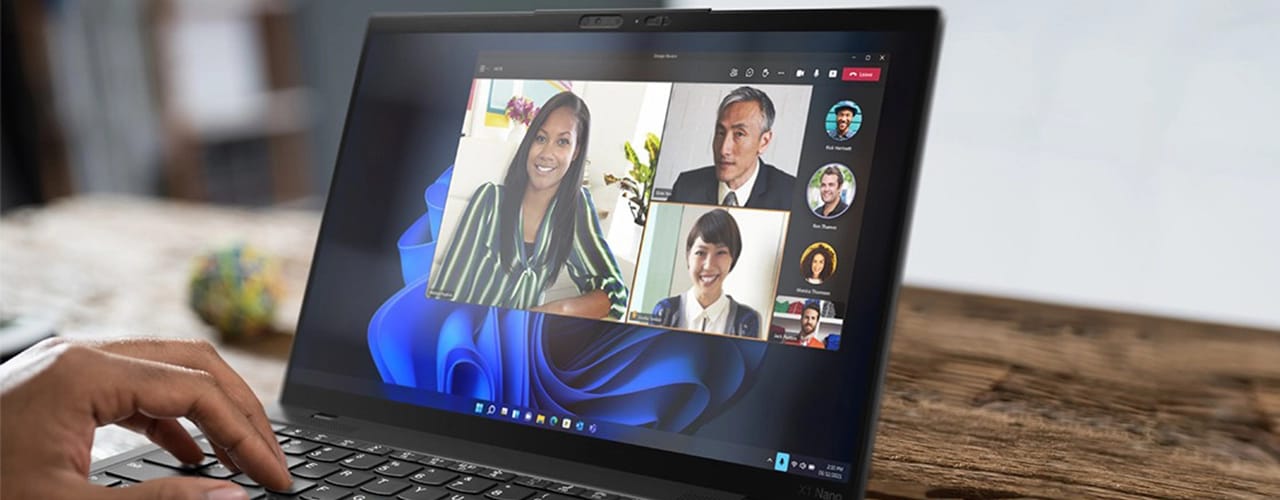 Une personne en pleine conversation virtuelle sur un Lenovo ThinkPad X1 Nano présentant les photos des participants à l’écran.