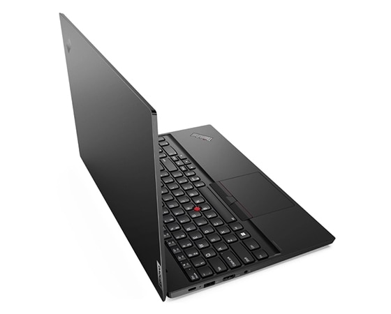 Vue latérale droite du portable Lenovo ThinkPad E15 Gen 4 (15 » AMD), ouvert à 90 degrés, montrant le clavier et les ports