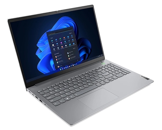 Vue du dessus gauche en angle d’un portable Lenovo ThinkBook 15 Gen 4 (Intel) ouvert, montrant le clavier, le pavé tactile et l’écran