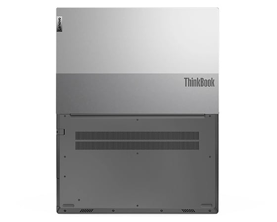 Vue du dessous du Lenovo ThinkBook 15 Gen 4 (Intel) à plat, montrant la couleur argent bicolore et les fentes d'aération du dessous