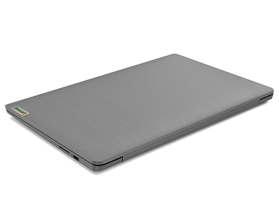 Vue arrière du Lenovo IdeaPad 3 Gen 7 15 » AMD, incliné pour montrer les ports et le couvercle droit.