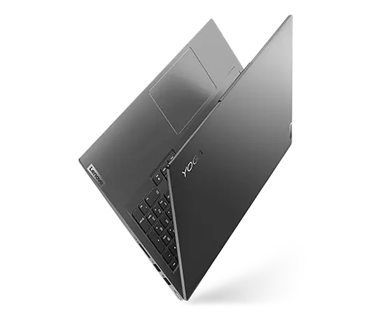 Yoga Slim 7i Pro Gen 7 Notebook, leicht geöffnet, Ansicht von oben, mit Blick auf Tastatur und Trackpad