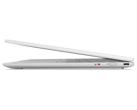 Yoga Slim 7i Carbon Gen 7 vist i profil fra højre side, delvist lukket