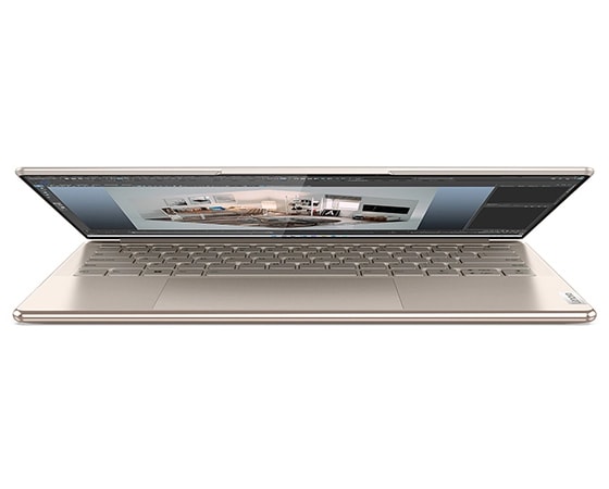 Ansicht des Lenovo Yoga Slim 9i Gen 7 (14" Intel) Notebooks von vorne, leicht geöffnet, mit Blick auf einen Teil von Display und Tastatur