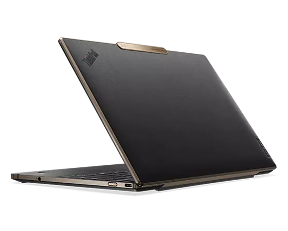 Vue arrière du portable Lenovo ThinkPad Z13 présentant le couvercle supérieur en bronze avec du cuir végan en PET recyclé noir.