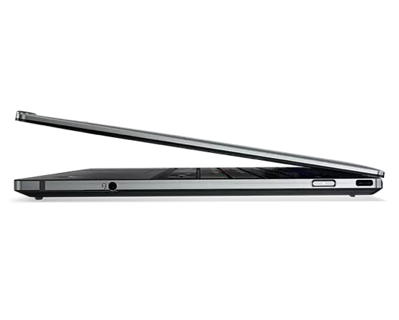 Côté droit du portable Lenovo ThinkPad Z13 ouvert à 10 degrés.
