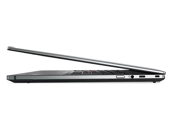 Gros plan des ports du côté droit du portable Lenovo ThinkPad Z16 ouvert à 10 degrés.